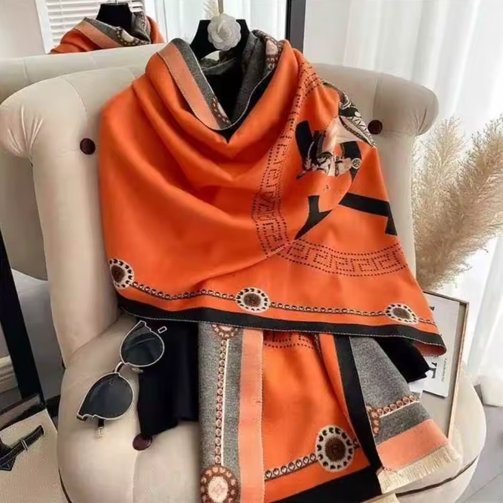 Elegant warm Scarf